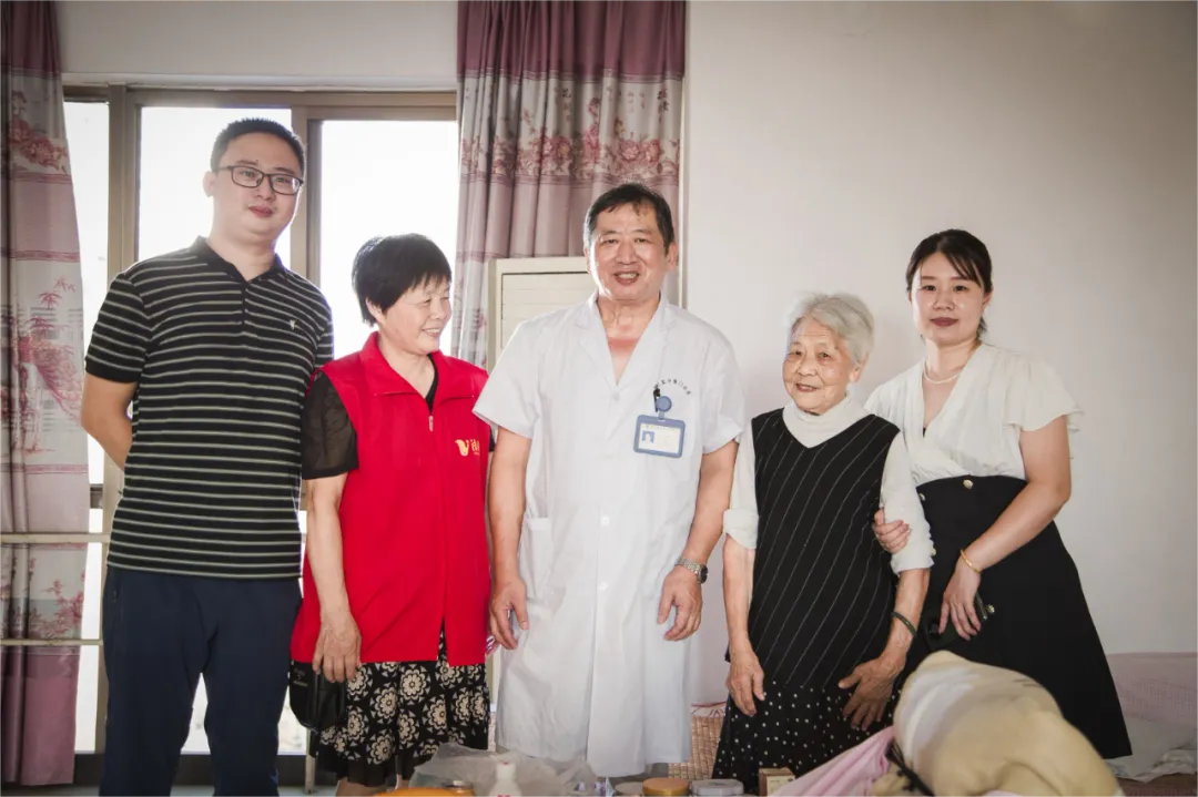 情暖中秋 与爱同行 | 贡方堂中医开展中秋关爱老人活动